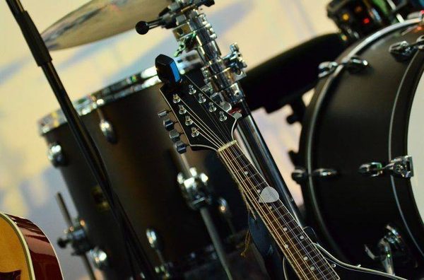 Instruments de musique dont une batterie